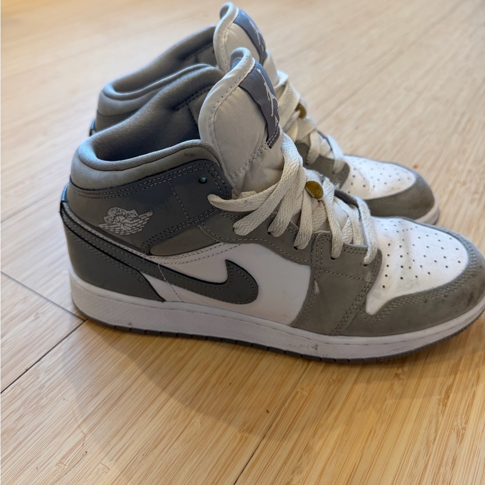 Nike boys 7 Jordon mid tops